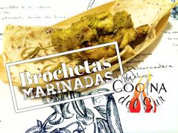 Sólo son seis capítulos, por lo que hemos podido ver en la bbc, cada uno con una temática pero en cualquier caso se trata de cocina china fácil con ching he huang, el primer episodio se titula. Brochetas De Pollo Marinadas En Yogur Y Curry Arabe La Cocina Del Sur