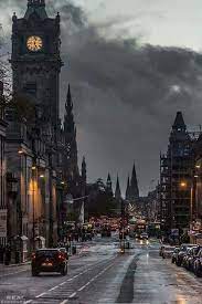 La ciudad brilla en su esplendor entre nubes y claros hasta que, al caer la noche, es tomada por los fantasmas que se niegan a abandonar edimburgo, mientras numerosos guías acompañan a los curiosos turistas a través de criptas, pasadizos y cementerios para conocer los misterios que permanecen latentes en el corazón de la ciudad. Lugubre Vista De La Ciudad De Edimburgo En Escocia Pretty Places Places The Places Youll Go