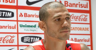 Nilton atribui seus dois gols a 'puxão de orelha' da esposa Karin