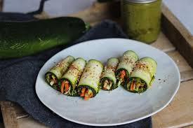 El calabacín es el fruto de una planta rastrera, contiene pocos azúcares por lo que resulta ideal para dietas. 3 Maneras De Ser Creativo En La Cocina Con El Calabacin Calabacin Preparar Quinoa Calabacin Recetas