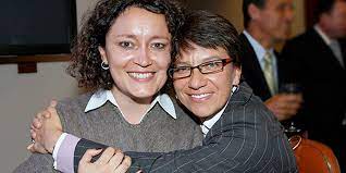 Claudia lópez, alcaldesa de bogotá, se graduó de finanzas, gobierno y relaciones internacionales en la universidad externado, hizo una maestría en administración pública y política urbana en la. Esta Es La Historia De Amor De Angelica Lozano Y Claudia Lopez La Nueva Alcaldesa De Bogota Noticentro 1 Cm