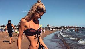 A siket modell már több mint fél éve nem találkozhatott személyesen imádott nagyszüleivel. Weisz Fanni Jobbnal Jobb Szexi Bikinis Fotokat Posztolt A Tengerpartrol Szmo Hu
