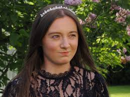 I did Sarah's make up for a wedding last Friday. Anyone who knows Sarah  will know she's not a make up fan at all and she wanted something very  natural. We used