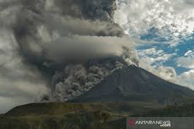 Letusan gunung berapi sinabung di kabupaten karo, sumatera utara, yang terjadi 19 februari 2018 lalu sempat menghebohkan warga. Gunung Sinabung Masih Semburkan Debu Vulkanik Antara News