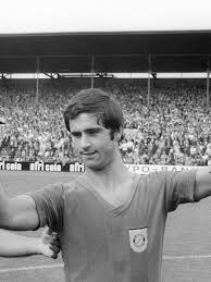 Gerd muller started playing football when he was a child and joined the youth ranks of his local club 1861 nordingen before long. Gerd Muller Fc Bayern Munich