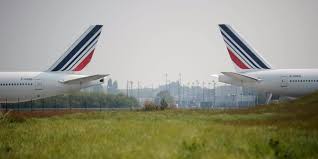 Je vois que les pilotes d'air france menacent de faire grève au milieu de l'euro, franchement c'est minable et j'espère que le bon sens l'emportera les syndicats de pilotes représentatifs à air france, snpl et spaf avaient exposé lundi à la direction les motifs de leur grève prévue du 11 au 14 juin. Air France Les 3 Syndicats De Pilotes Appellent A La Greve Du 11 Au 14 Juin