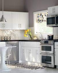 Light gray kitchen walls with white cabinets. Wandfliesen Kuche Die Ruckwand Spielt Eine Wichtige Rolle Wandfliesen Kuche Kuchen Design Kuchendesign