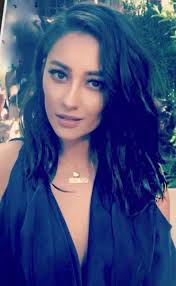Shay Mitchell S New Lob Is It The Real Deal Lob Haircut Shay Mitchell Hair Hair Makeover
