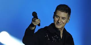 Un matin comme tous les autres un nouveau pari rechercher un peu de magie dans cette inertie morose clopin clopan sous la pluie jouer le rôle de sa vie puis un soir le rideau tombe c'est pareil pour tout le monde rester debout mais à quel prix sacrifier son instinct et ses envies les plus essentielles. La Chanson Le Premier Jour Du Reste De Ta Vie A Change La Vie De Daho Comme Celle De Ses Fans