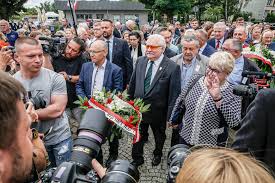 Résultat de recherche d'images pour "lech walesa stocznia 1980"