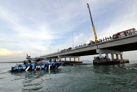 Seorang kerani akaun maut apabila kenderaan dipandunya terbabas merempuh tembok dan terjunam ke laut di km7.9 jambatan pulau pinang menghala ke georgetown dalam kejadian 3.30 pagi. Suv Terhumban Dalam Laut Ditemui Utusan Borneo Online