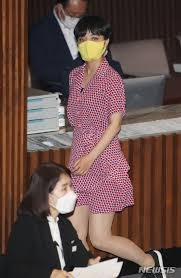 류호정 의원은 21대 정의당 비례대표 국회 의원입니다. ë‰´ì‹œìŠ¤