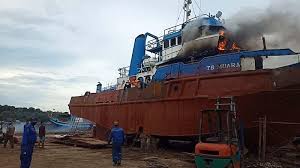 Aksi puluhan karyawan perusahaan pt karya raras dimensi. Kapal Tug Boat Terbakar Saat Diperbaiki Di Galangan Tegal Bagian All