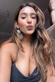 Shubhna Agarwal - Free sexy pics, galleries & more at Babepedia