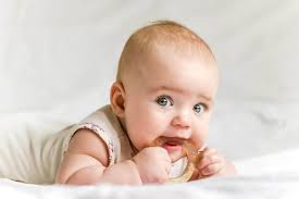 Wann sich der erste zahn bei einem baby zeigt, ist ganz individuell. Zahnen Bei Babys Zeitpunkt Und Symptome