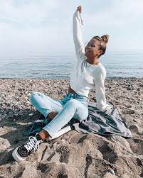 A Imagem Pode Conter 1 Pessoa Oceano Sapatos Ceu Crianca Atividades Ao Ar Livre Natureza E Agua Summ Winter Beach Outfit Beach Outfit Cold Beach Outfit