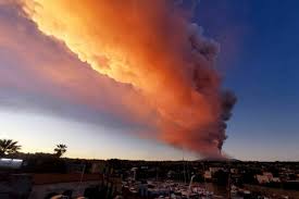 Jun 20, 2021 · etna, eruzione continua, nuova fontana di lava dal sud est ormai il vulcano offre spettacolo a ciclo continuo. Etna Eruzione Spettacolare Alta Nube Di Cenere Aeroporto Chiuso
