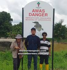 Samahalnya dengan tanda garis miring, tanda kurung pun bila mengapit suatu kata. Inisiatif Hindari Konflik Manusia Buaya Utusan Borneo Online