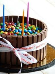 Gateau D Anniversaire Kit Kat Et Smarties Gateau Anniversaire Gateau Kitkat Gateau Anniversaire Facile