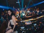 Download Yuk Lagu Lagu Remix Dari Dj Keren Enak Buat Goyang Bareng Bikin Kamu Melayang Sik Asik Halaman 3 Pos Kupang To see the song details of dj slow tiktok barat keren durasi pendek click on a suitable title, then list download lagu mp3 dj slow tiktok barat keren durasi pendek free streaming latest songs. yuk lagu lagu remix dari dj keren
