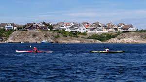 Along the way, you will find crystal clear waters, an abundance of white sandy beaches, majestic rock formations, and picturesque fishing villages neatly nestled amongst a vast archipelago of over 8,000 islands, islets and skerries. Mit Dem Seekajak In Bohuslan Anbieter Und Touren Schwedentipps Se