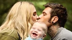 Fedez chiede la mano a chiara ferragni durante il concerto in diretta nazionale sulla radiovisione di rtl 102.5 ( video ufficiale) Nyhxhgmnaeiu2m
