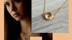 Necklace small crystal of Elena Gilbert (Nina Dobrev) in Vampire Diaries  (S06E20)