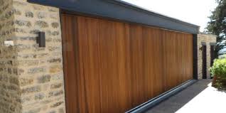 Porte De Garage Bois Motorisee Laterale Tres Grande Largeur Pour Pool House A Saint Symphorien D Ozon Gpf Ported Porte Garage Bois Garage Bois Porte Garage