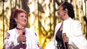 Îşi mărită fata anul acesta, aşa că pregătirile sunt în toi. Andra Irina Loghin Mi A Dat Mama Cantecul Concert Traditional Youtube Concert Mama Dat