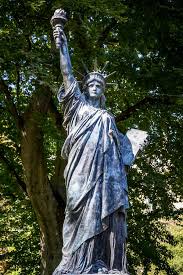Omdat toen het bronzen beeld nog. Vrijheidsbeeld In De Luxemburgse Tuinen Parijs Stock Afbeelding Image Of Aantrekkelijkheid Frankrijk 169189983