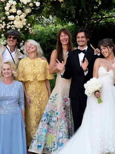Pamela Andersons Sohn Dylan Jagger Lee und Paula Bruss-Lee gaben sich in  Saint-Tropez das Jawort. Die Braut trug ein Kleid von @OscarDeLaRenta –  genau wie ihre Schwiegermutter @PamelaAnderson. Alle Bilder der  Traumhochzeit