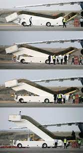 ブルネイから日本に運び込まれたサルマン国王専用のエスカレーター型のタラップ ５日午後 羽田空港 大山文兄撮影 サルマン 兄 タラップ