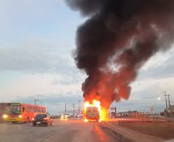 Incêndio destrói barracão de embalagens em curitiba. Onibus E Destruido Por Incendio Em Rodovia De Contagem Na Grande Bh Horizontes Home