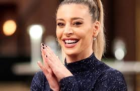 Sol Pérez posó en minifalda de jean y con el atardecer italiano de fondo