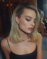 Margot Robbie Birds Of Prey Makeup On In 2020 Margot Robbie Hair Actress Margot Robbie Classic Hairstyles