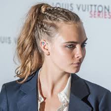 Tresse africaine, natte collée, tresse française inversée, dutch braid… les noms sont différents, mais ils désignent tous la même coiffure : Comment Faire Une Tresse Africaine Et Profiter De Sa Polyvalence De Styles
