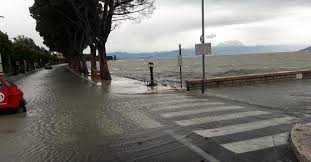 Si affaccia sulla bassa sponda veronese del lago nel punto in cui le acque del garda confluiscono nell'emissario mincio ed è completamente circondata da canali. Maltempo Nel Veronese Allagamenti Sul Lago Di Garda E Danni Ai Vigneti Cronaca Tgr Veneto