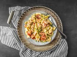 Bandnudeln Mit Lachs Ein Klassiker Mal Anders Freundin De Bandnudeln Mit Lachs Leichte Nudelrezepte Schweinelende Rezepte