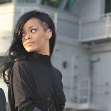 Foto kisah perempuan botak balik cantiknya rambut palsu india merdekacom. Kim Kardashian Meski Konyol 8 Fashion Selebriti Ini Malah Booming Rambut Setengah Botak Kapanlagi Com