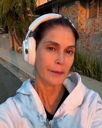 Teri Hatcher assume pleinement ses rides et son âge ❤️ Connue pour son rôle  iconique de Susan Mayer dans Desperate Housewives, l'actrice américaine  Teri Hatcher (60 ans) partage un message fort sur