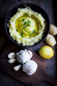 Η αγαπημένη μας σκορδαλιά στην πιο εύκολη συνταγή με πατάτα πουρέ, σκόρδο και καλό ελαιόλαδο. Skordalia Me Patata Me Pswmi H Me Karydia Elmagazino