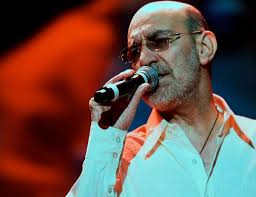 وقتی دستام خالی باشه، وقتی باشم عاشق تو غیر دل چیزی ندارم که بدونم لایق تو