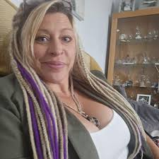 Is there anywhere local that cooks & delivers home cooked food, not fast  food, been bed bound since Thursday and myself & 2 little ones need a  decent meal 😋 xxx