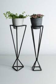 Ceviz ağacından yapılma sehpa modelleri de çiçek koymak için uygun ölçü ve standartlara sahip. Demir Ciceklik Icin 900 Fikir Demir Cicek Dekor