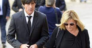 Am dienstag musste natürlich noch bundestrainer joachim löw seine meinung kundtun oder hat frau baerbock, deren historische abhandlungen mitunter recht abenteuerlich anmuten, auf dem. Jogi Daniela Low Warum Er An Seiner Ehe Festhalt Bunte De