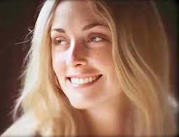 I love seeing Sharon au naturel, being herself, like in this screenshot  from a home video #sharontate Inner beauty can also be captured by any  camera.