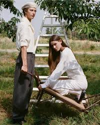 Modacı Simon Porte Jacquemus'un kendi ailesi. “Gelecekte yeni bir şeyler yaratmak için geçmişe bir saygı duruşu” diyor ve markası @jacquemus için bu nefis projeye imza atıyor. Ruhu var, hikayesi var ve stylish.