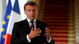 Video of the incident shows macron, dressed in a white dress shirt, extending his arm toward a man dressed in a green shirt. Mann Greift Frankreichs Prasident Macron An Video Zeigt Ohrfeige
