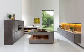 Eine Moderne Kochinsel Fur Luxuriose Kuchen Wohnung Kuche Kuche Nach Mass Kuchen Design