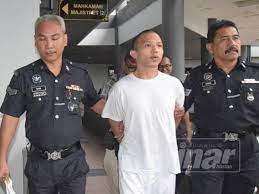 Ada dua metode hukuman gantung yang umum dilakukan, yaitu long drop dengan menjatuhkan terpidana mati dari tempat yang cukup tinggi, sehingga tali yang melilit leher tidak. Penganggur Bunuh 3 Ahli Keluarga Angkat Ke Tali Gantung